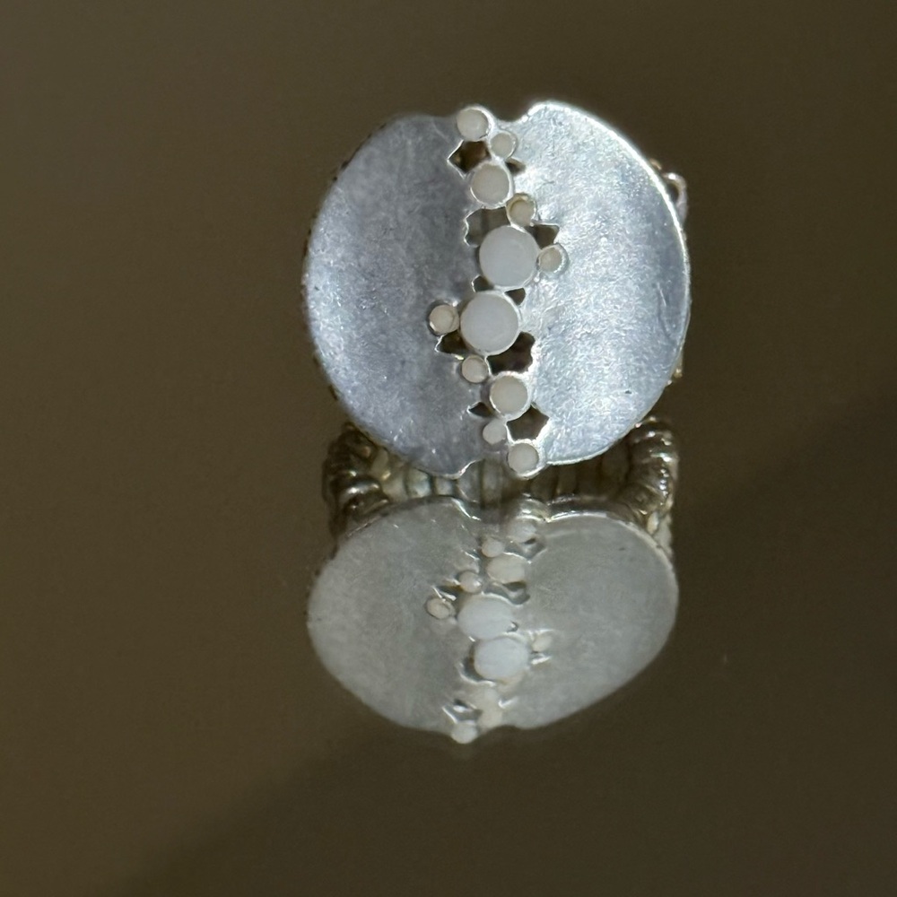 Contemporary Disc Shaped Silver Tone Stretch Ring- Center Dot Pattern- Size 7+ - Picture 5 of 10